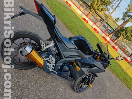 Yamaha R15 Motorbike